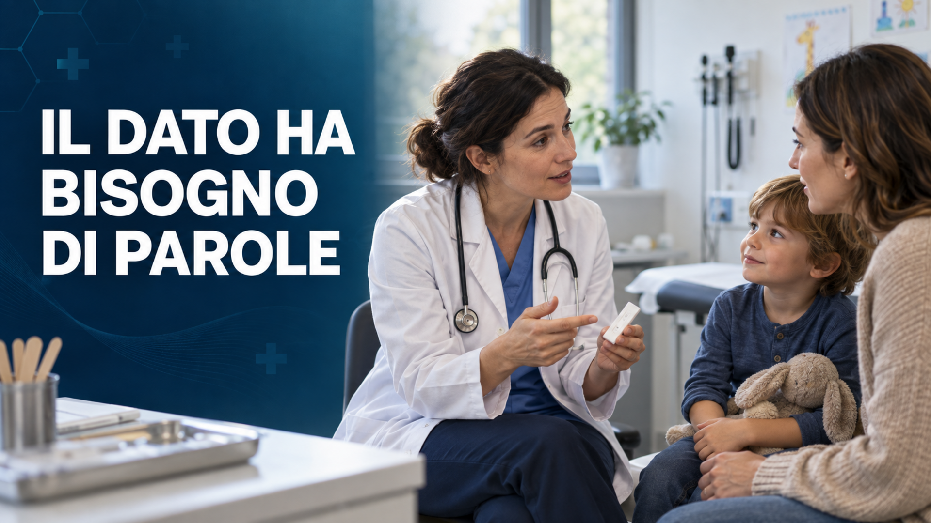 Professionista sanitaria spiega il significato di un risultato point-of-care a una madre e a un bambino; claim: Il dato ha bisogno di parole.